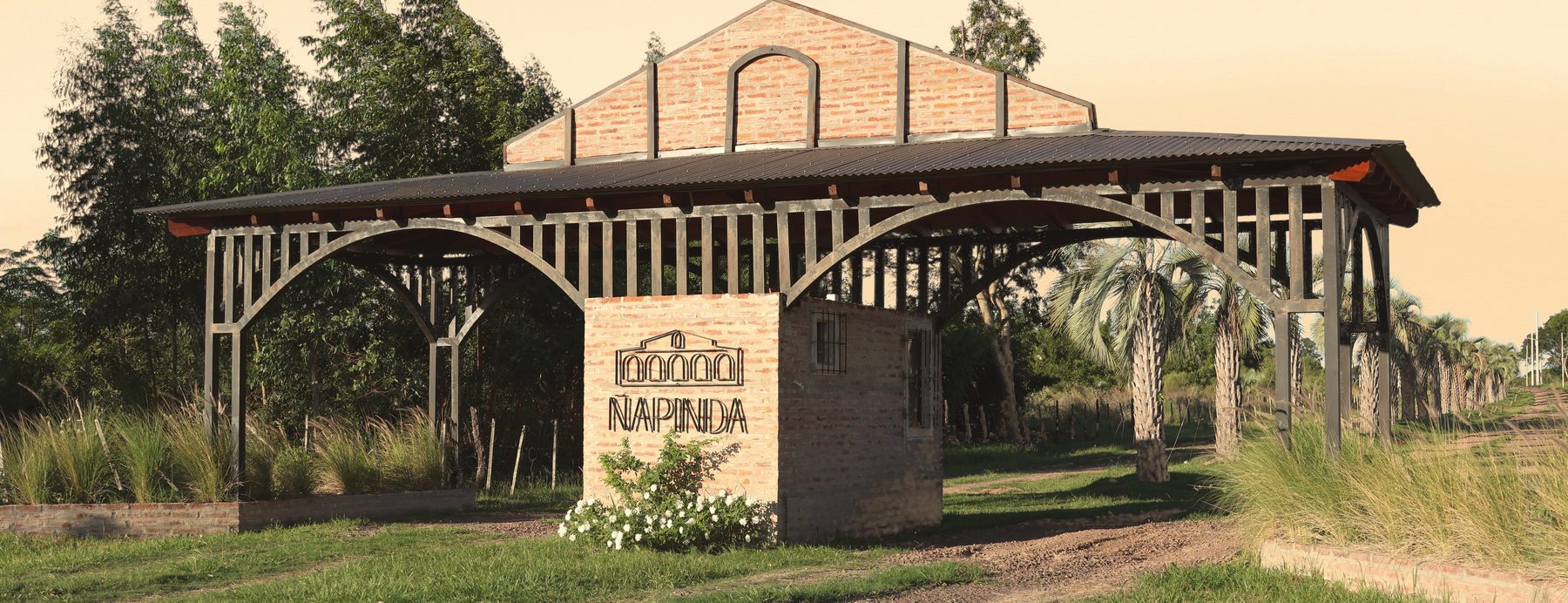 Pórtico de acceso a Ñapindá